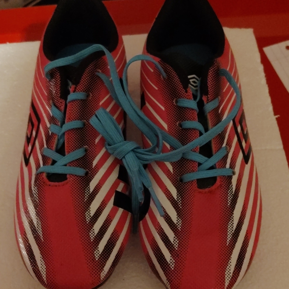 SALE! Umbro girl's pink soccer shoes size 1.5